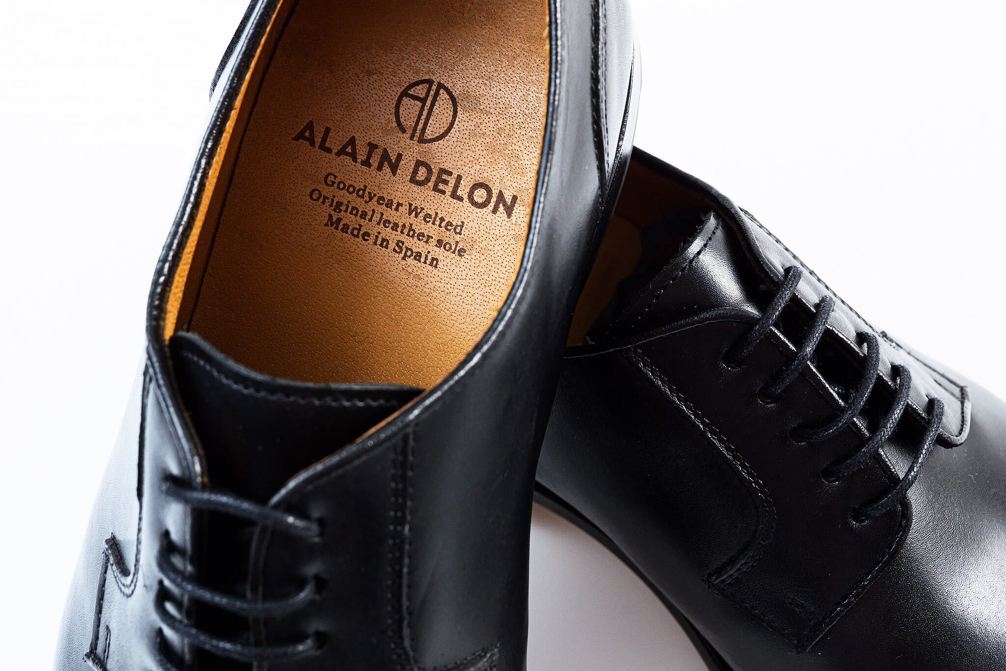 Black frame leather shoes