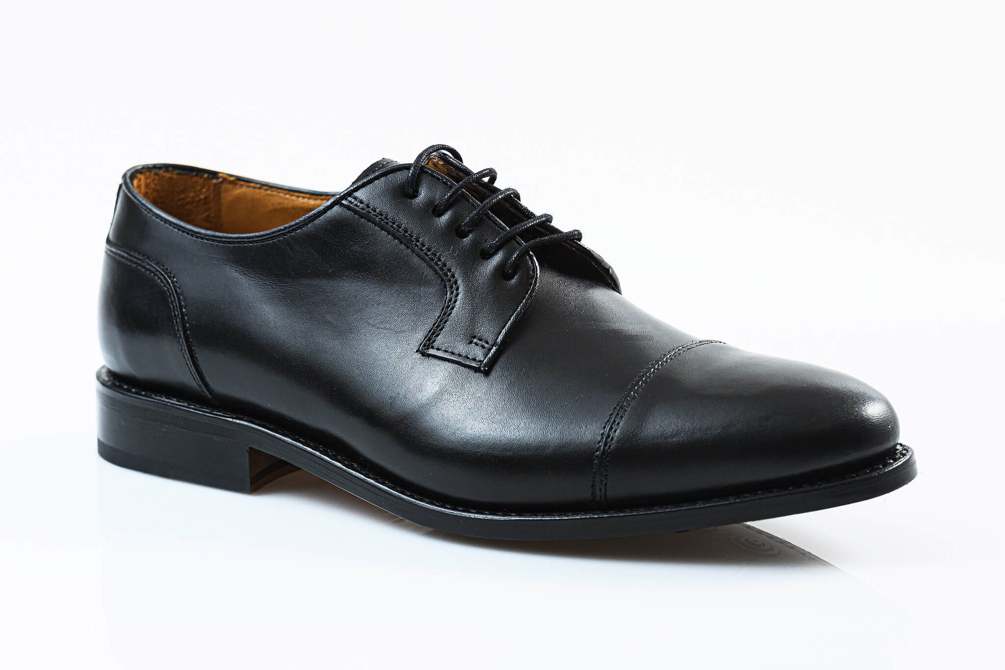 Black frame leather shoes