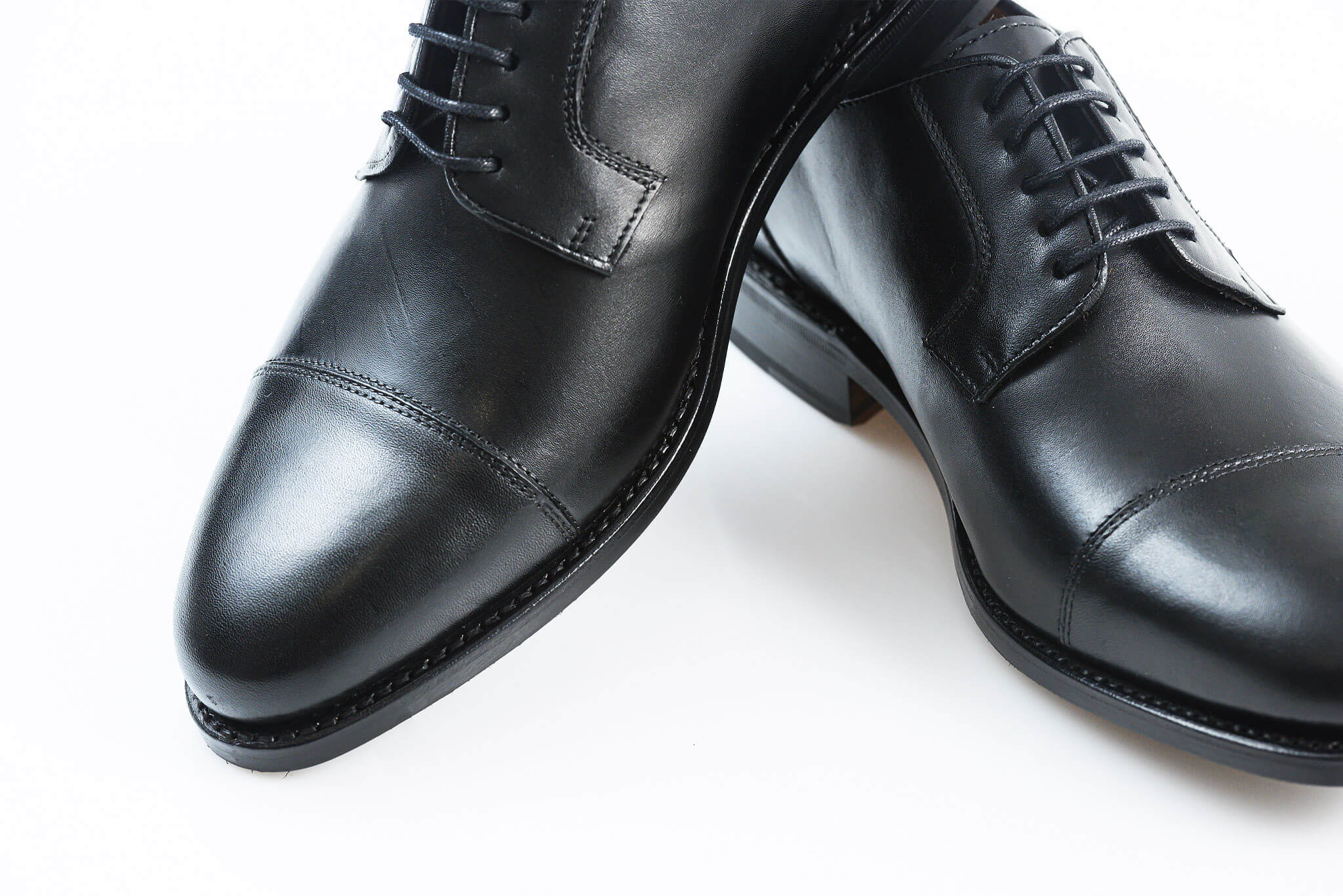 Black frame leather shoes