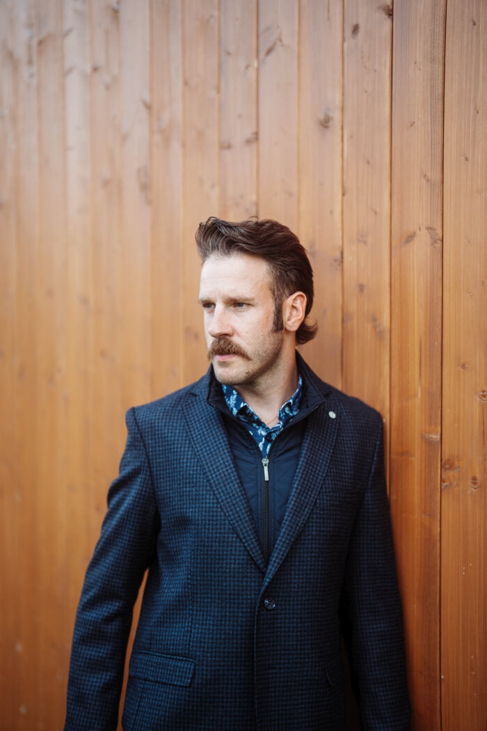 Blue blazer with a small check pattern and a removable insert