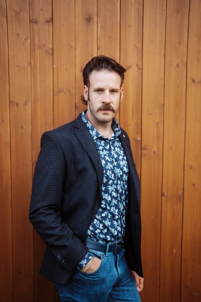 Blue blazer with a small check pattern and a removable insert