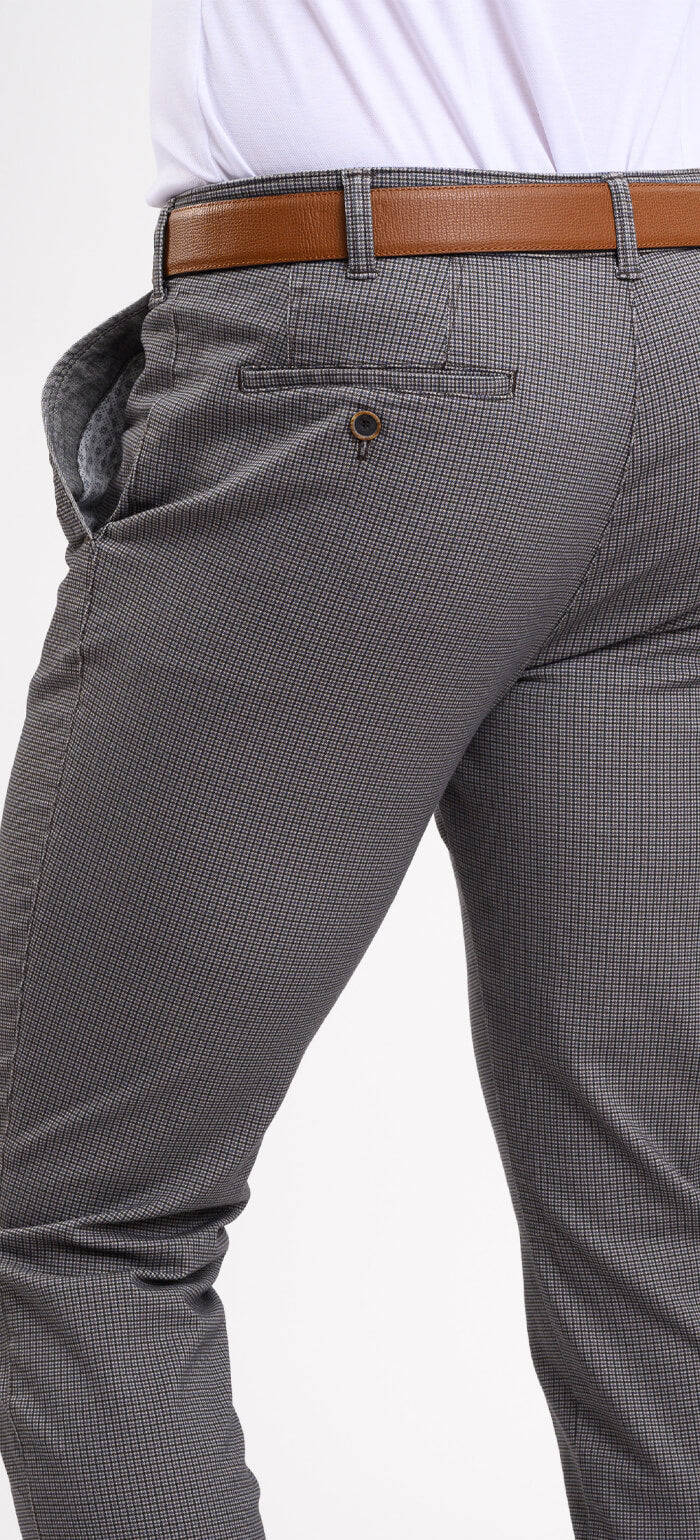 Grey-brown leisure trousers with a rooster print