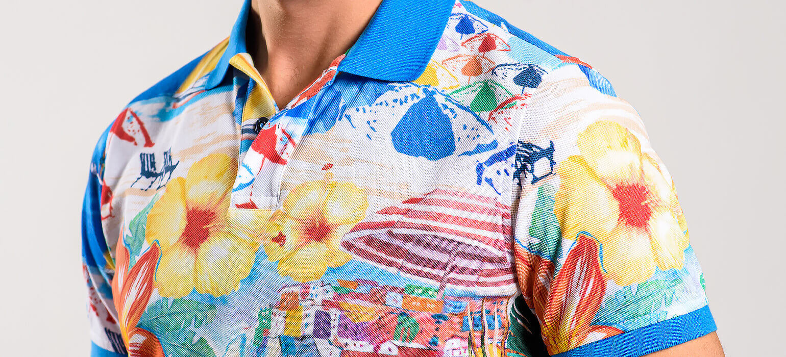 Distinctive polo shirt with beach pattern