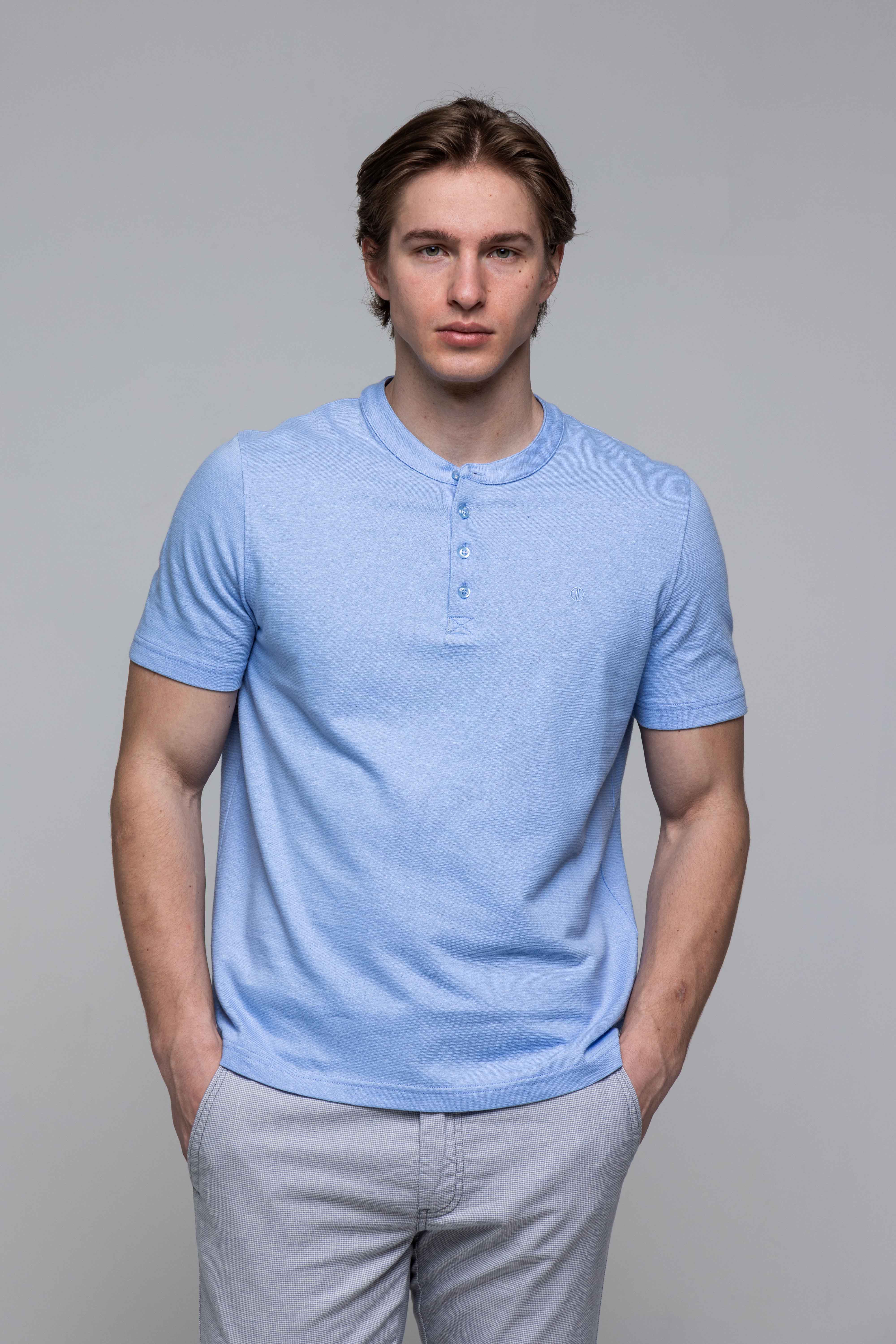 Bledomodré tričko na gombíky