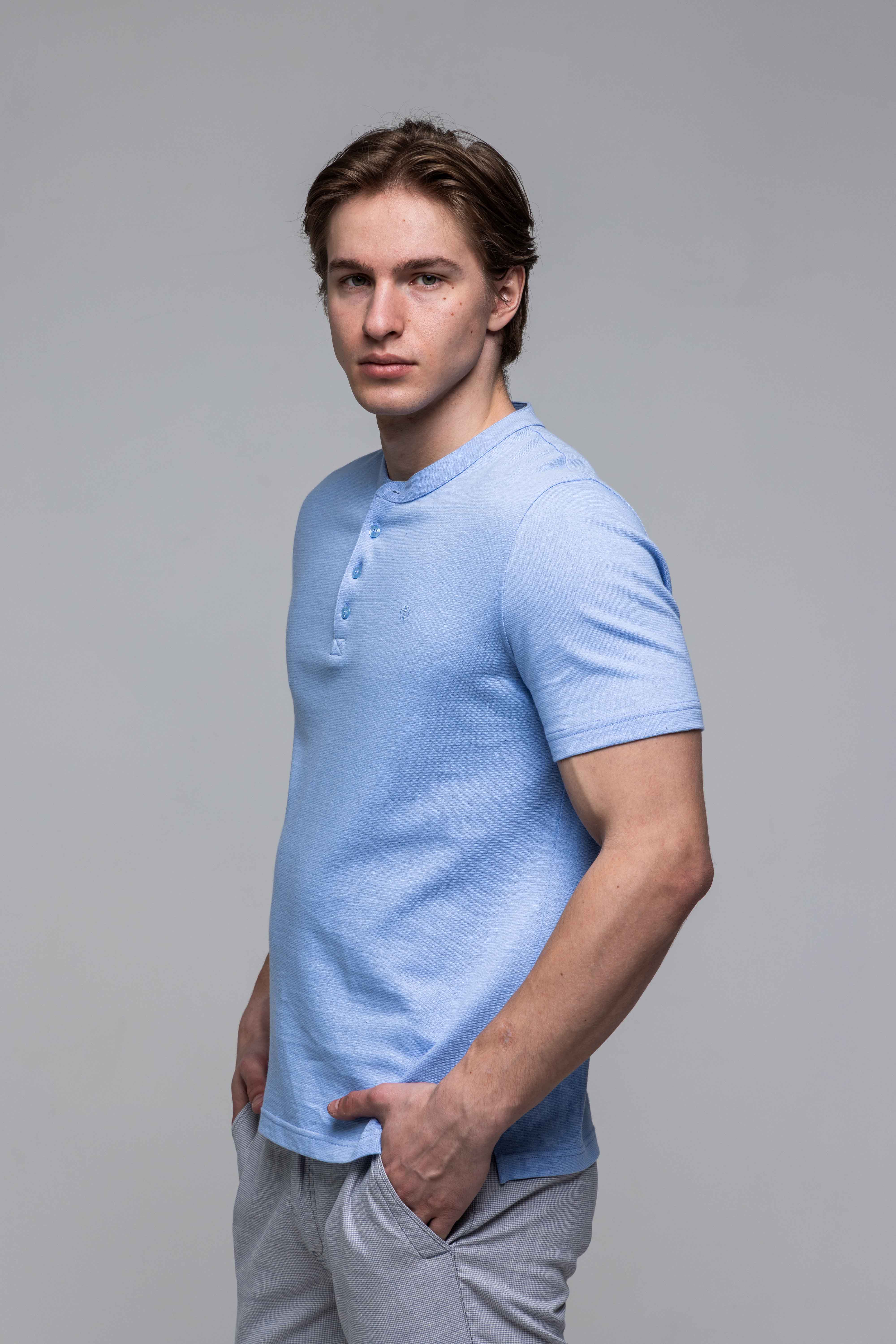 Bledomodré tričko na gombíky