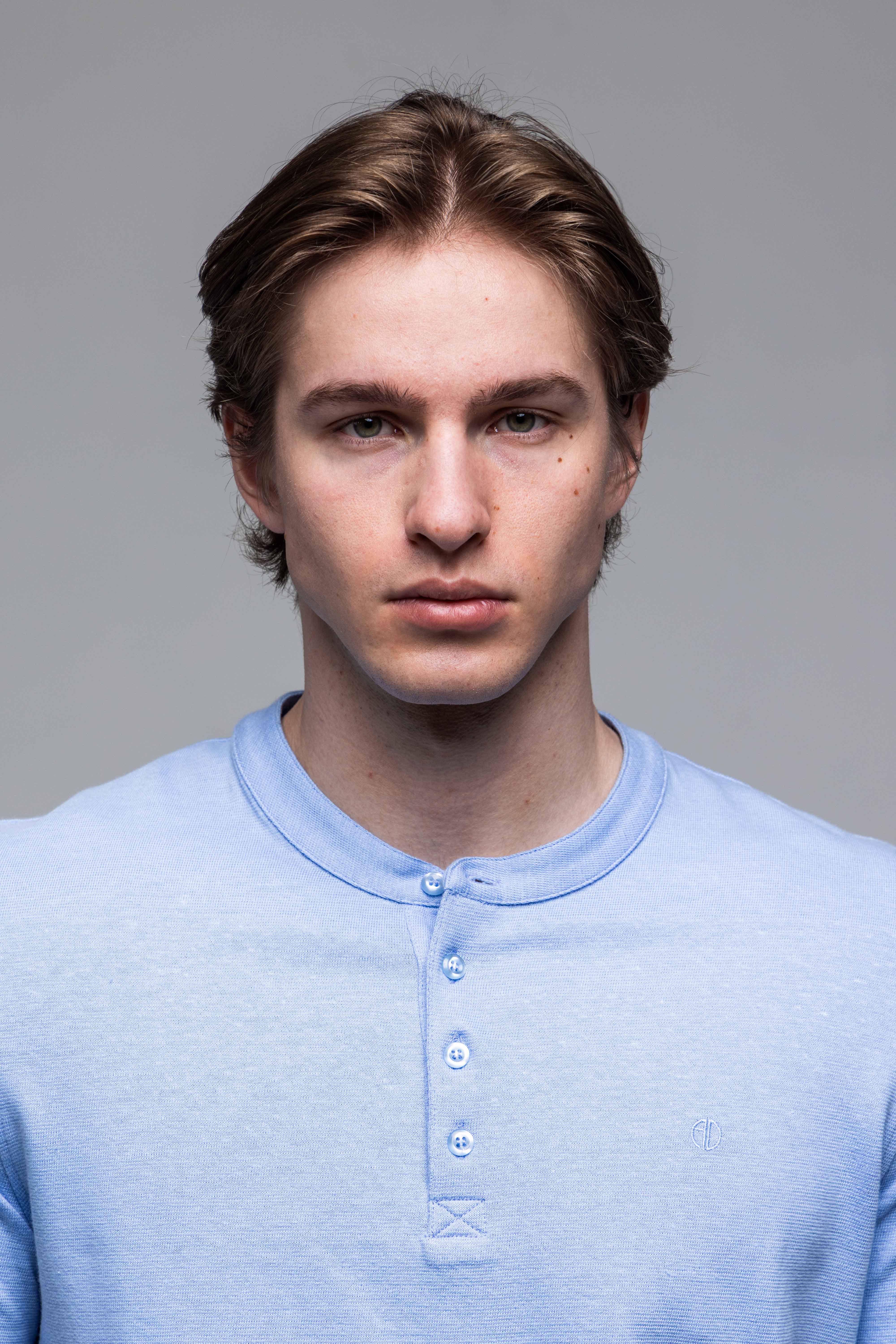 Bledomodré tričko na gombíky